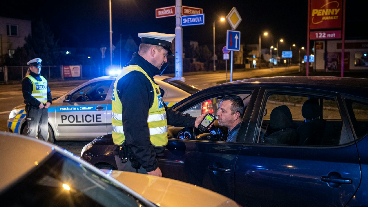 Řidič v Náměšti nad Oslavou nadýchal přes promile, do Uherského Hradiště už nedojel
