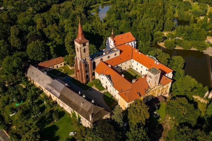 Jeden den v Sázavě: Brunch v historické huti i kostel z Kingdom Come
