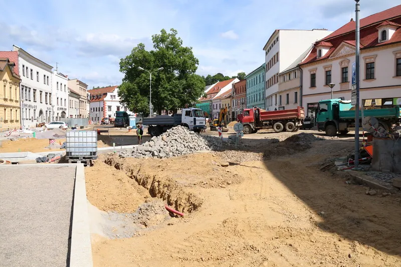 První část náměstí ve Velkém Meziříčí se otevírá, řidiči projedou v pátek