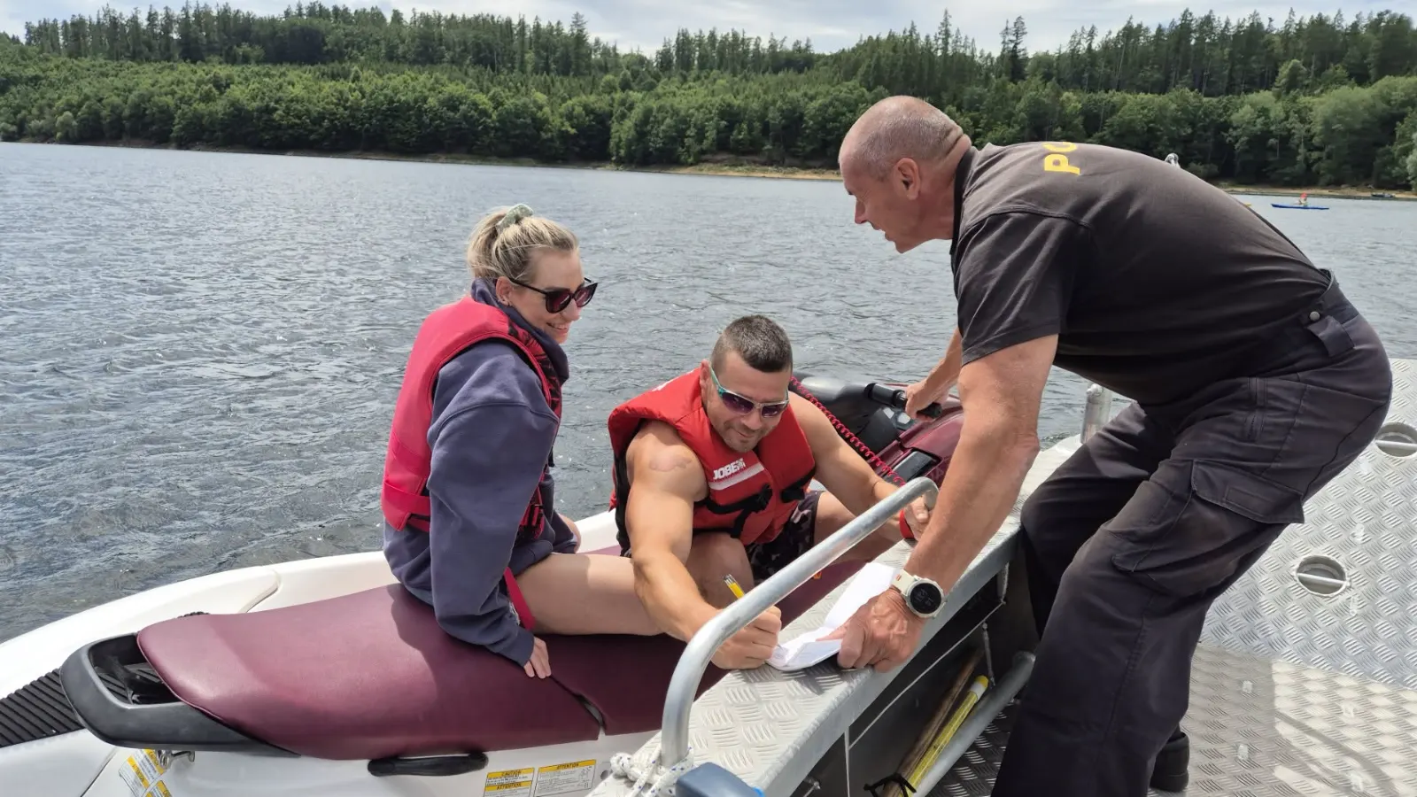 Na Dalešickou přehradu vyrazily policejní hlídky, kontrolovaly lodě i vjezdy do lesa