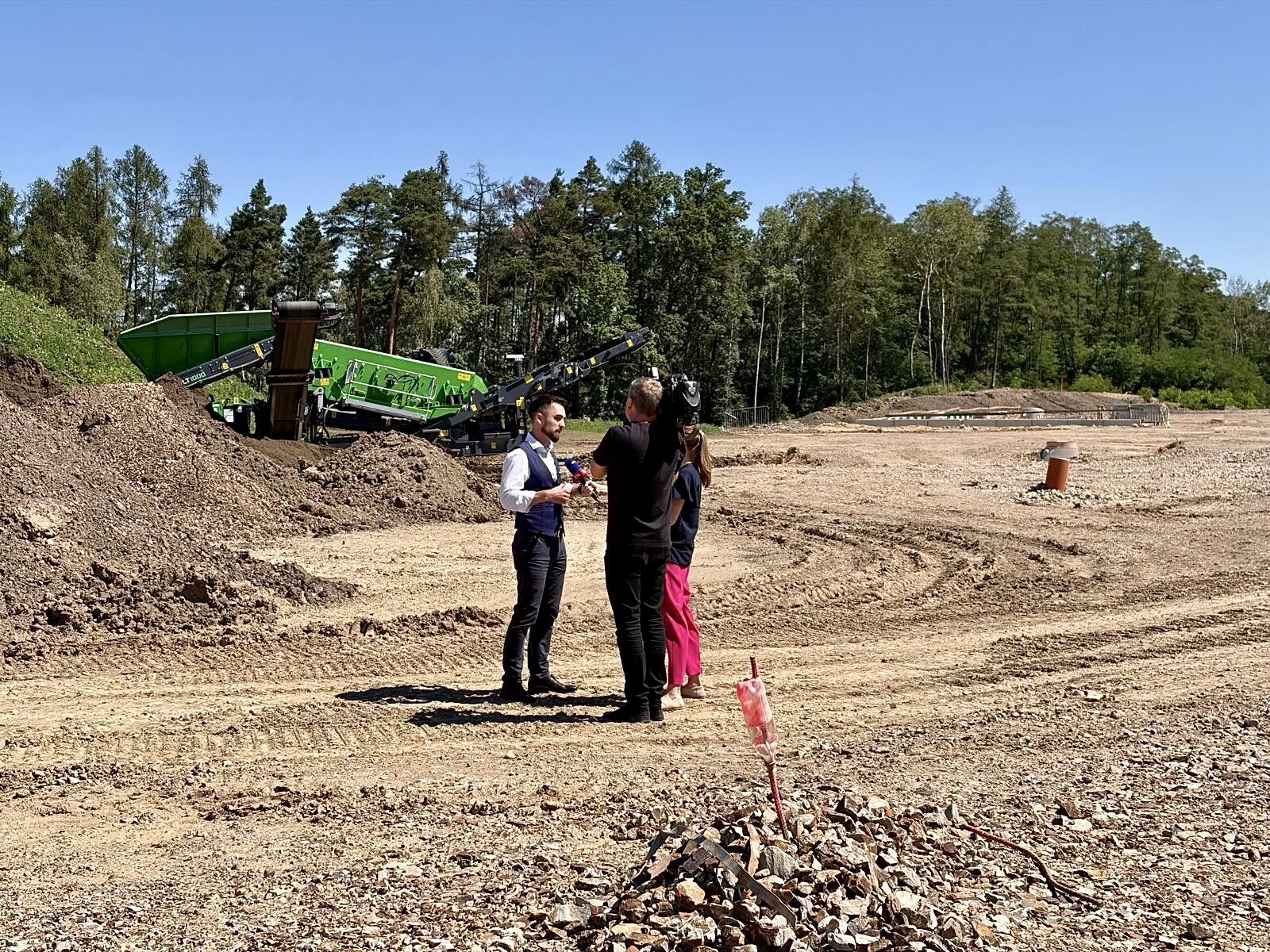 Brusel opět odkládá miliardovou výzvu na AI centra, Česko přesto začíná stavět