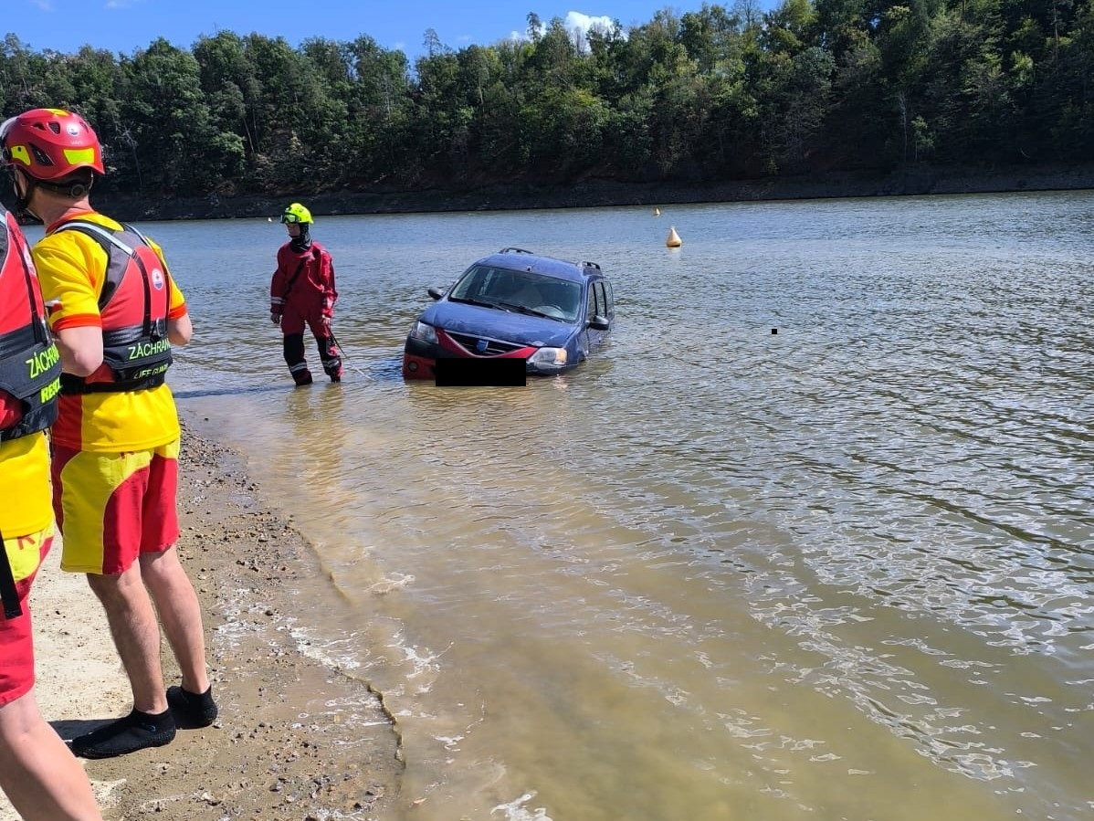 V přehradě Sedlice skončilo auto pod hladinou, potápěči v kabině nikoho nenašli