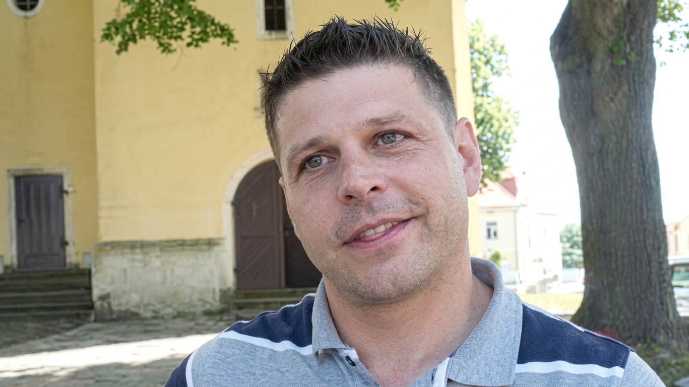 V Dolní Cerekvi opravili prostranství u kostela, starý chodník nahradil kámen